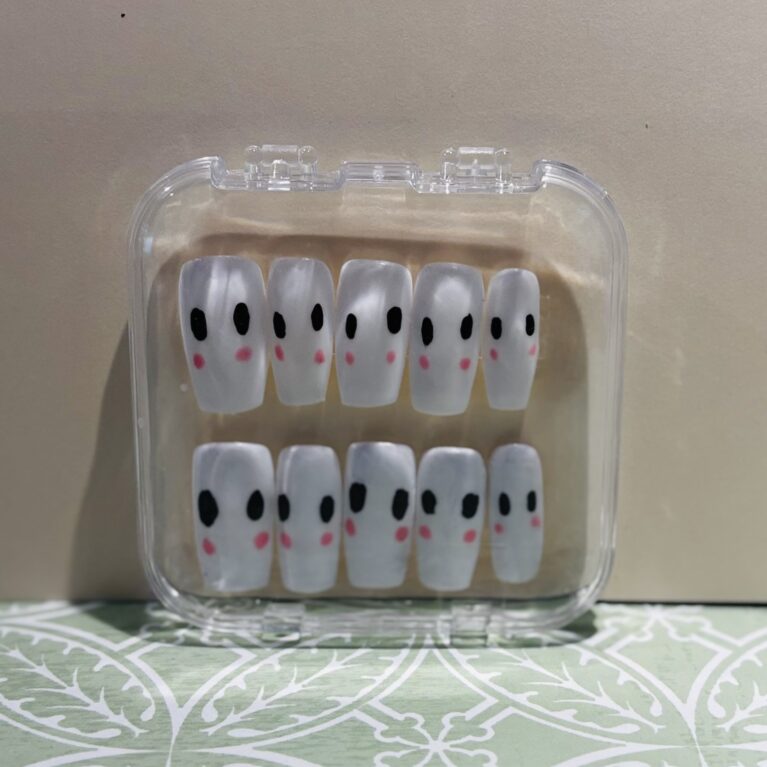 Ghost press on nails SIZE MEDIUM SHIPPING INCLUDED IN PRICE